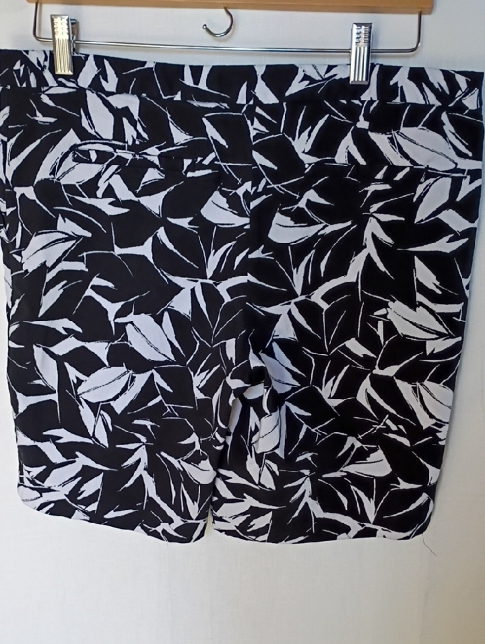 Mario Serrani Women's Black and White Leaf-Print Shorts Size 12 - Picture 6 of 11